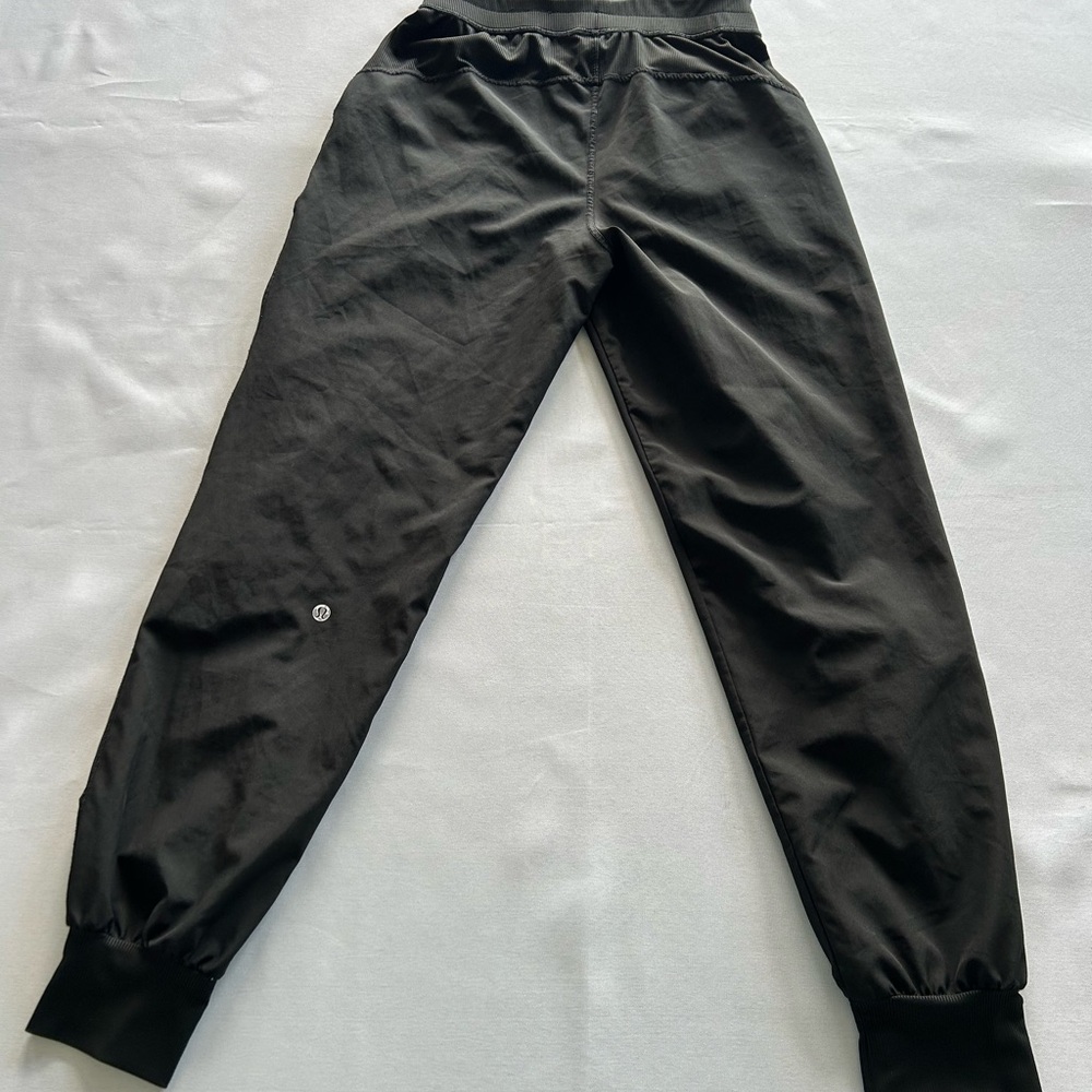 Black lulu lemon Jogger Pants ( tag cut off)